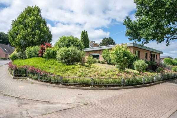 Immobilie in Osterrönfeld - Gepflegter Bungalow mit vielfältigen Nutzungsmöglichkeiten u. ausgebauten Souterrain in Osterrönfeld - Bild 2