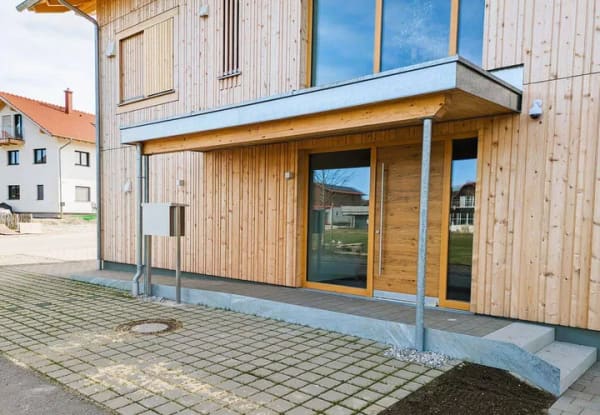 Immobilie in Amerang - Erstbezug 4 Zimmer-Dachgeschoß-Wohnung mit Balkon, Lift, PV-Anlage, Preis inkl. Garage und Stellplatz! - Bild 2