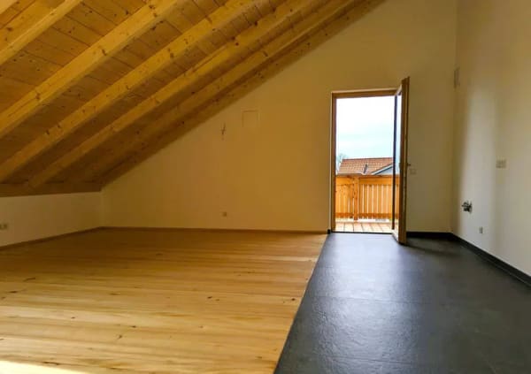 Immobilie in Amerang - Erstbezug 4 Zimmer-Dachgeschoß-Wohnung mit Balkon, Lift, PV-Anlage, Preis inkl. Garage und Stellplatz! - Bild 4