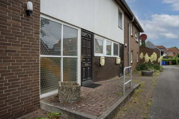 Immobilie in Kölln-Reisiek - Leerstehendes Haupthaus zur Selbstnutzung, zwei vermietete Wohnungen auf 860 m² Bauland - Bild 0