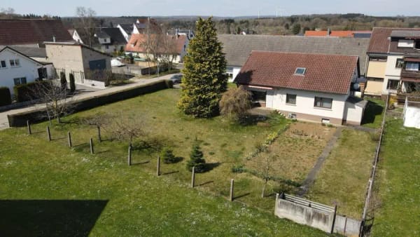 Immobilie in Bernstadt - Freistehendes 1-FH mit großzügigem Grundstück in Bernstadt - bei Ulm - Bild 1