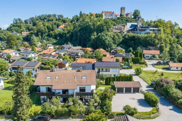 Immobilie in Neubeuern - Wohnen mit Alpenblick: 
Charmante 2-Zimmer-Wohnung mit sonnigem Balkon in Neubeuern - Bild 1