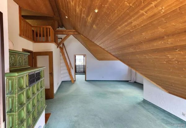 Immobilie in Eichenau - Ausblick ins Grüne – Super Architektur – Große 3 Zimmer-DG-Wohnung mit 2 Loggien u. offenem Giebeln - Bild 2