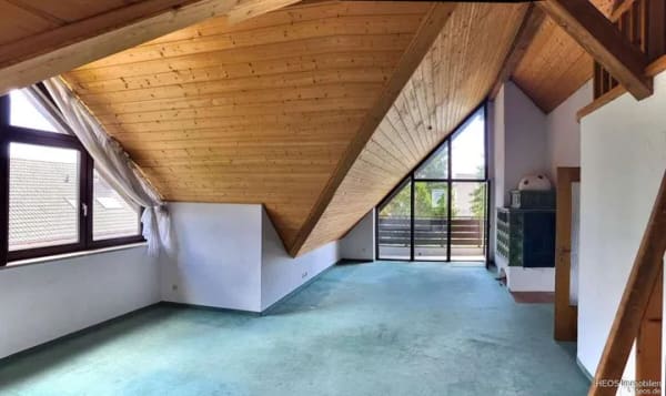 Immobilie in Eichenau - Ausblick ins Grüne – Super Architektur – Große 3 Zimmer-DG-Wohnung mit 2 Loggien u. offenem Giebeln - Bild 3