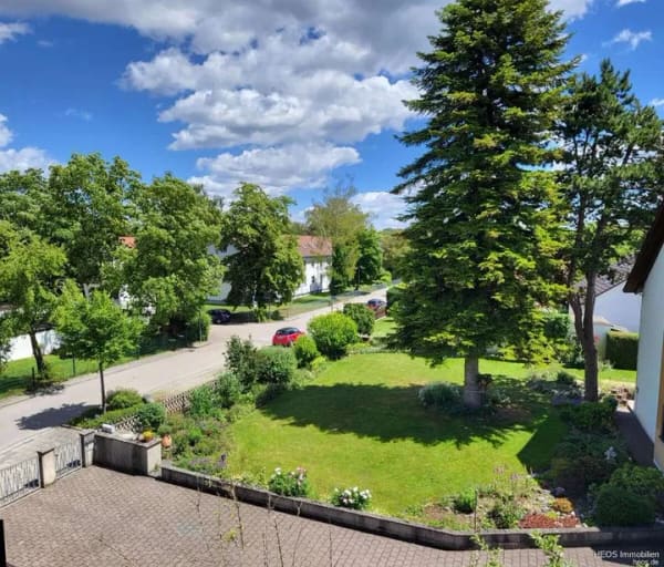 Immobilie in Eichenau - Ausblick ins Grüne – Super Architektur – Große 3 Zimmer-DG-Wohnung mit 2 Loggien u. offenem Giebeln - Bild 4