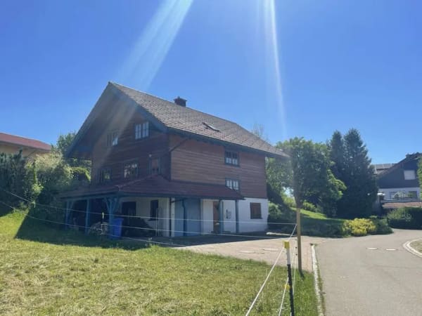 Immobilie in Maierhöfen - Vielseitiges Vollholzhaus in Maierhöfen – ruhige Sackgassenlage, 4 Schlafzimmer, integrierte Garage, - Bild 0