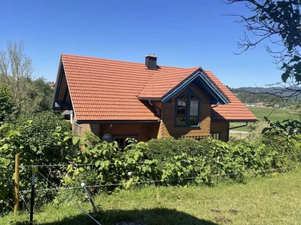 Immobilie in Maierhöfen - Vielseitiges Vollholzhaus in Maierhöfen – ruhige Sackgassenlage, 4 Schlafzimmer, integrierte Garage, - Bild 1