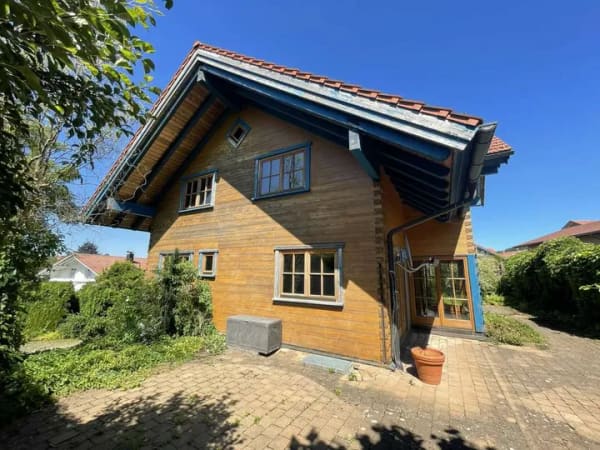 Immobilie in Maierhöfen - Vielseitiges Vollholzhaus in Maierhöfen – ruhige Sackgassenlage, 4 Schlafzimmer, integrierte Garage, - Bild 2