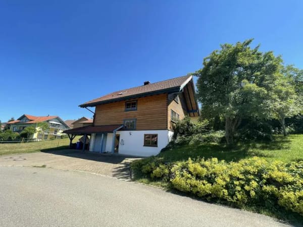 Immobilie in Maierhöfen - Vielseitiges Vollholzhaus in Maierhöfen – ruhige Sackgassenlage, 4 Schlafzimmer, integrierte Garage, - Bild 3