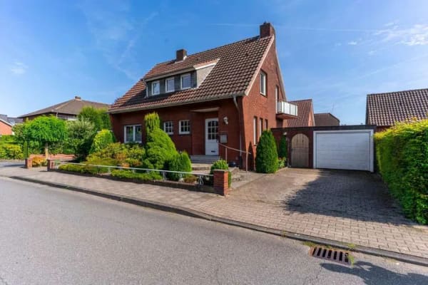 Immobilie in Ennigerloh - Charmantes Einfamilienhaus auf sonnigem Eckgrundstück mit zwei Garagen in ruhiger Lage von Enniger - Bild 0