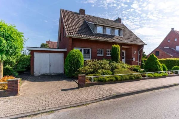 Immobilie in Ennigerloh - Charmantes Einfamilienhaus auf sonnigem Eckgrundstück mit zwei Garagen in ruhiger Lage von Enniger - Bild 1