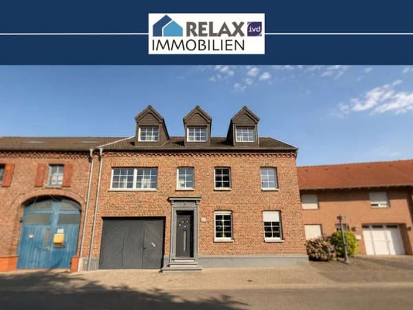 Immobilie in Hückelhoven - Stilvolles Zweifamilienhaus mit schönem Innenhof und großzügiger Werkstatt in Hückelhoven-Hilfarth - Bild 0