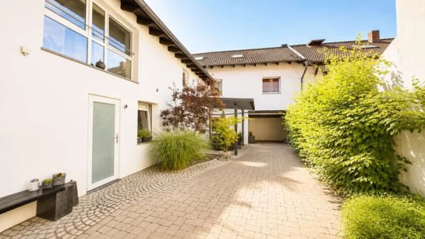 Immobilie in Hückelhoven - Stilvolles Zweifamilienhaus mit schönem Innenhof und großzügiger Werkstatt in Hückelhoven-Hilfarth - Bild 2