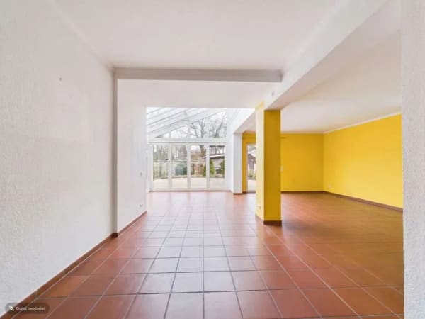 Immobilie in Altdorf bei Nürnberg - Bungalow in bester Lage Altdorfs, eingebettet in viel Grün und mit vielseitigen Ausbaumöglichkeiten! - Bild 2