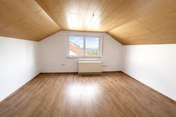 Immobilie in Esslingen am Neckar - kompakte Dachgeschoss-Wohnung mit Charme und Entwicklungsperspektive - Bild 1