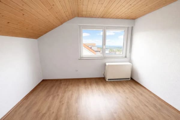 Immobilie in Esslingen am Neckar - kompakte Dachgeschoss-Wohnung mit Charme und Entwicklungsperspektive - Bild 3