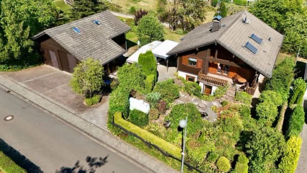 Immobilie in Neuheilenbach - Außergewöhnliches Einfamilienhaus im klassischen Tirolia Blockhausstil - Naturnahes Wohnen auf 1.346 m2 Traumgrundstück. Dieses Holzblockhaus vereint  - Bild 1