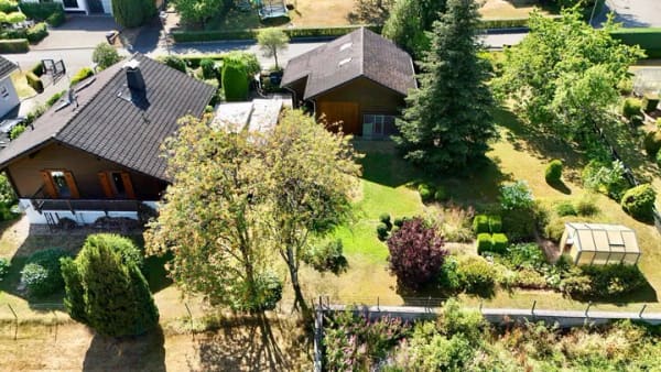 Immobilie in Neuheilenbach - Außergewöhnliches Einfamilienhaus im klassischen Tirolia Blockhausstil - Naturnahes Wohnen auf 1.346 m2 Traumgrundstück. Dieses Holzblockhaus vereint  - Bild 2