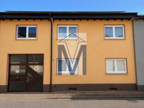 Immobilie in Neulußheim - Vielseitiges Zweifamilienhaus mit Innenhof, Garage, PV-Anlage und neuem Dach - Bild 0