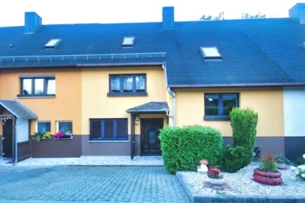 Immobilie in Weischlitz - Natur, Ruhe, Freiraum - Reihenmittelhaus mit besonderer Architektur, großem Garten und freiem Blick - Bild 0