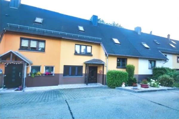 Immobilie in Weischlitz - Natur, Ruhe, Freiraum - Reihenmittelhaus mit besonderer Architektur, großem Garten und freiem Blick - Bild 1