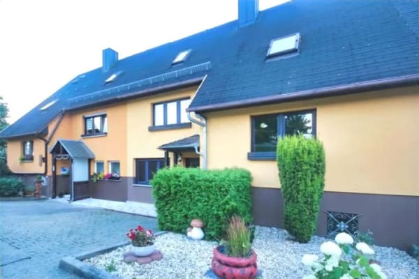 Immobilie in Weischlitz - Natur, Ruhe, Freiraum - Reihenmittelhaus mit besonderer Architektur, großem Garten und freiem Blick - Bild 2