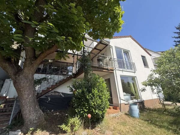 Immobilie in Jockgrim - Charmanter Blickfang mit Entwicklungspotenzial: Zweifamilienhaus in unverbaubarer Hanglage - Bild 0