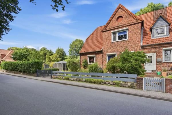 Immobilie in Burg (Dithmarschen) - Großzügiger Garten: Modernisiertes Wohnjuwel zum Einzug bereit - Bild 0