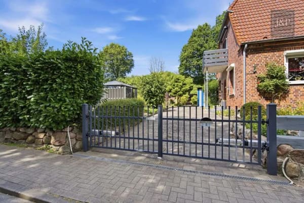Immobilie in Burg (Dithmarschen) - Großzügiger Garten: Modernisiertes Wohnjuwel zum Einzug bereit - Bild 1