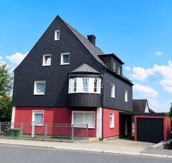 Immobilie in Hof - *Großzügiges 3-Familienhaus mit drei Garagen – Eigennutzung und Kapitalanlage perfekt kombiniert* - Bild 0