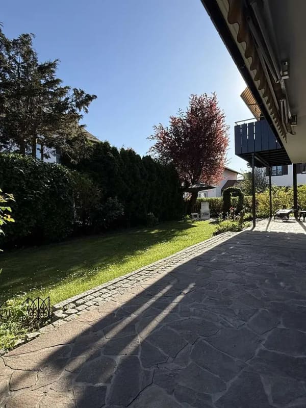 Immobilie in Langenpreising - MH Immobilien- charmante EG-Wohnung mit Südterrasse und Süd-Westgarten in real geteiltem Drei-FH - Bild 0