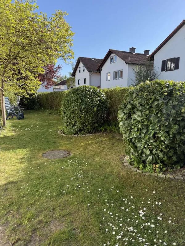 Immobilie in Langenpreising - MH Immobilien- charmante EG-Wohnung mit Südterrasse und Süd-Westgarten in real geteiltem Drei-FH - Bild 1