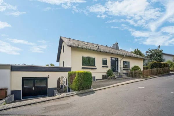 Immobilie in Hadamar - Großzügiges Einfamilienhaus mit Einliegerwohnung in bevorzugter, familienfreundlicher Wohnlage - Bild 0