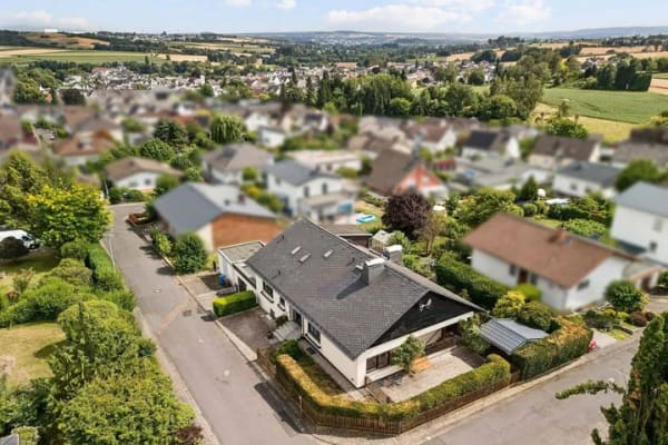 Immobilie in Hadamar - Großzügiges Einfamilienhaus mit Einliegerwohnung in bevorzugter, familienfreundlicher Wohnlage - Bild 3