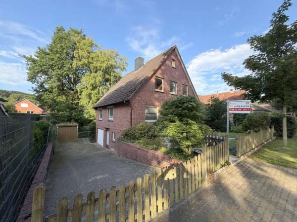 Immobilie in Burg (Dithmarschen) - Massive Perle aus 1968: Renovierungsobjekt mit Top-Förderchancen - Bild 1