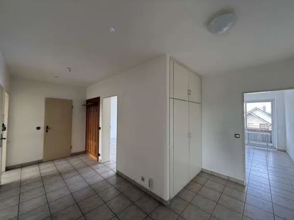 Immobilie in Düren - Großzügige 4-Zimmer-Eigentumswohnung mit drei Loggien und Garage in Düren-Gürzenich - Bild 2