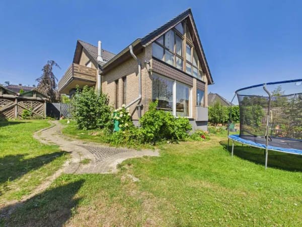 Immobilie in Hüllhorst - Großzügiges Zweifamilienhaus mit Wintergarten und Garten in Hüllhorst - Bild 1