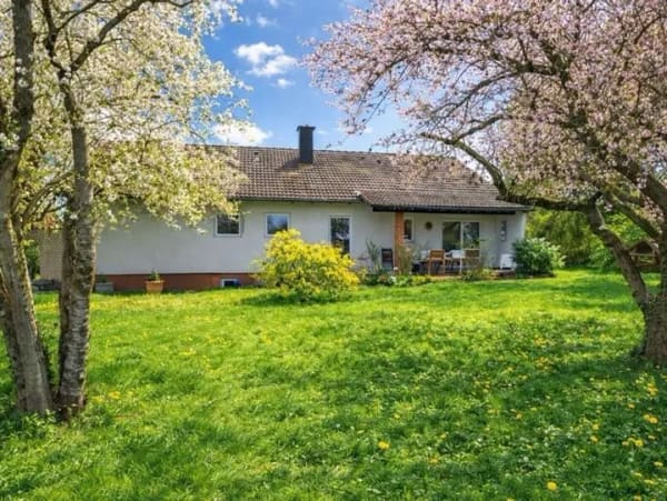 Immobilie in Bottenbach - Stilvolles Wohnen mit Weitblick: Exklusiver Bungalow in ruhiger Wohnlage - Bild 0
