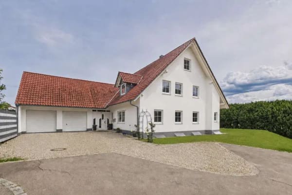 Immobilie in Pöttmes - Charmantes Zweifamilienhaus in familienfreundlicher Umgebung - Bild 2