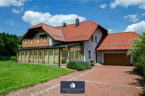 Immobilie in Illschwang - Raum für die ganze Familie – großzügiges Einfamilienhaus mit Wintergarten und Garage - Bild 0