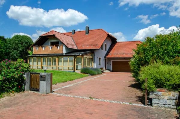 Immobilie in Illschwang - Raum für die ganze Familie – großzügiges Einfamilienhaus mit Wintergarten und Garage - Bild 1