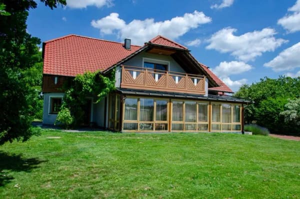 Immobilie in Illschwang - Raum für die ganze Familie – großzügiges Einfamilienhaus mit Wintergarten und Garage - Bild 2