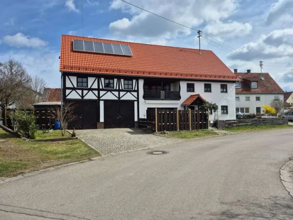 Immobilie in Oberroth - Viel Platz für Ihre Ideen: Großzügiges Haus in Oberroth - Bild 0