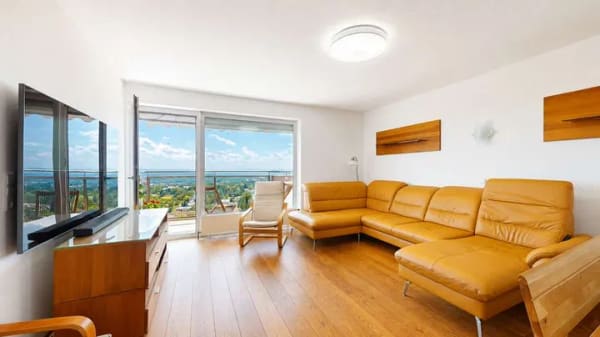 Immobilie in Kronberg - Modernisierte Zwei-Zimmer-Wohnung mit Skylineblick und PKW-Stellplatz – Wohnen in direkter Waldrandl - Bild 1