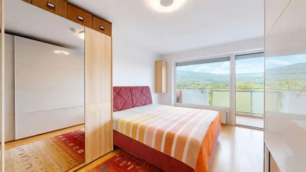 Immobilie in Kronberg - Modernisierte Vier-Zimmer-Wohnung mit Balkon – Wohnen in direkter Waldrandlage - Bild 1