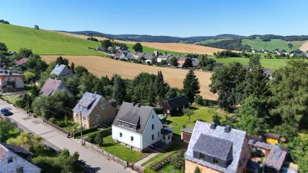 Immobilie in Raschau-Markersbach - Gemütliches Einfamilienhaus in ruhiger Wohnsiedlung mit schönem Garten und kleinem Wald in Raschau - Bild 0