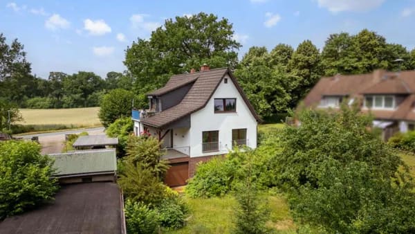 Immobilie in Hoisdorf - Haus mit Einliegerwohnung, herrlichem Grundstück und viel Potential in ruhiger, naturnaher Lage - Bild 1