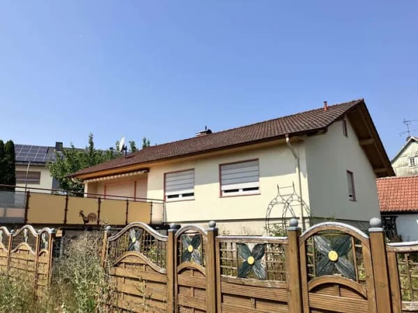 Immobilie in Freiensteinau - Ihr neues Zuhause in Freiensteinau:  Wohnhaus mit separater Garage + Nebengebäude - Bild 1