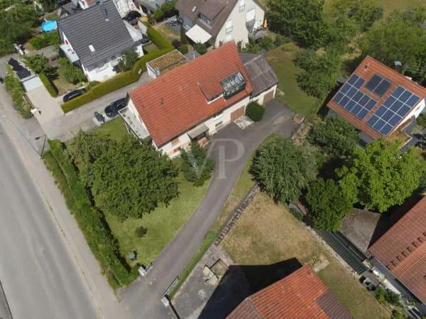 Immobilie in Weil der Stadt - Sanierungsbedürftiges 2-Familienhaus auf großem Grundstück - hier können Sie Ihren Traum gestalten - Bild 1