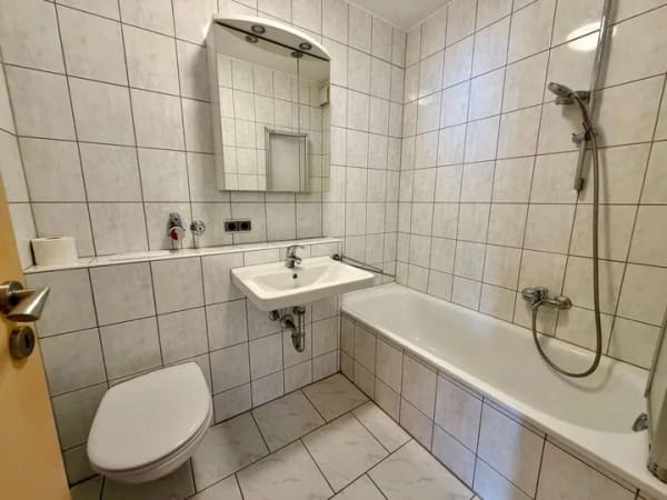 Immobilie in Röthenbach an der Pegnitz - Schöne 1 Zi. - Whg. mit Balkon, Einbauküche + Stellplatz in zentraler Lage Röthenbach a. d. Pegnitz - Bild 4
